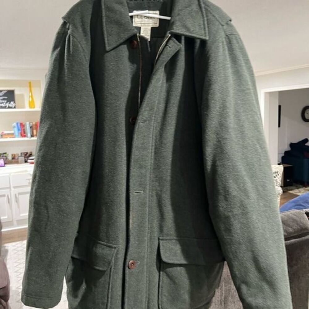 Vintage olive green LL Bean Thinsulate lined Heavy Jacket wool blend.